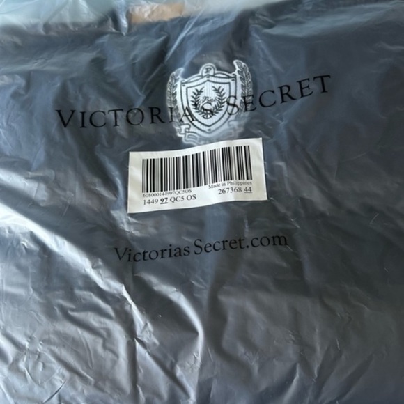 NWT VS Quilted Tote in Black - Picture 4 of 7